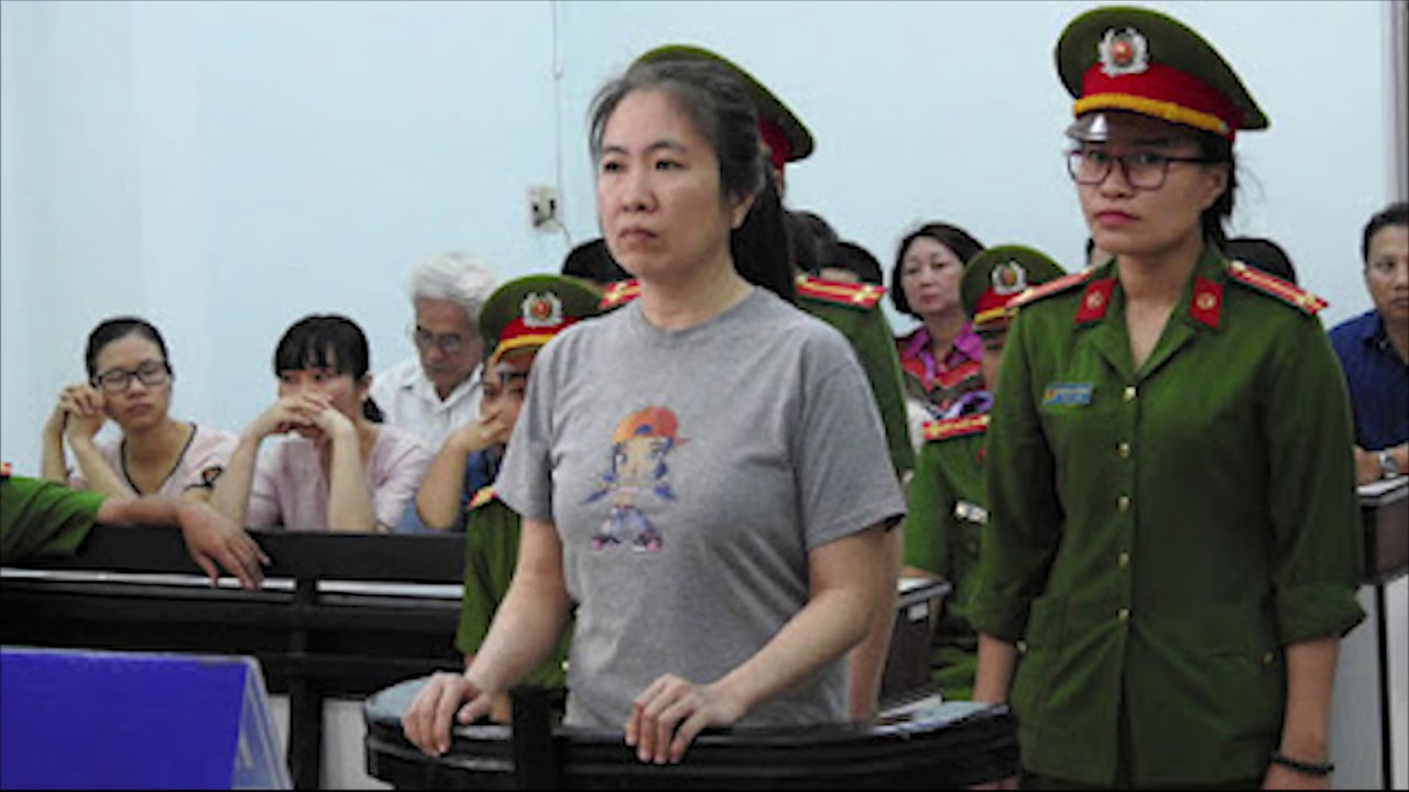 'Con sắp thi lớp 10, cả nhà tôi như bị câm'